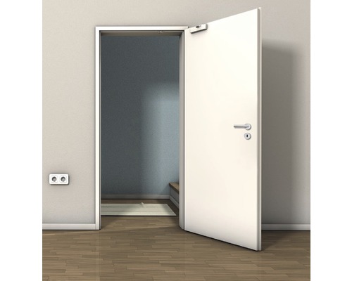 Geöffnete Innentür mit Beschlägen und Türschließer