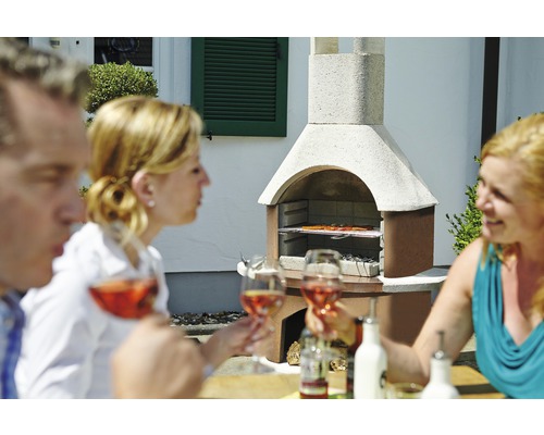 Barbecue avec grill de jardin en maçonnerie et boissons raffinées