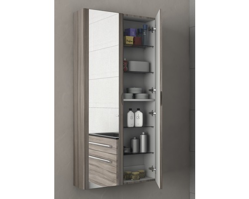 Geöffneter Badezimmerschrank mit Spiegel und Regalen zur Aufbewahrung von Badartikeln