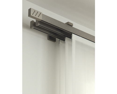 Doppellaufgardine mit Vorhang an einer Wand montiert