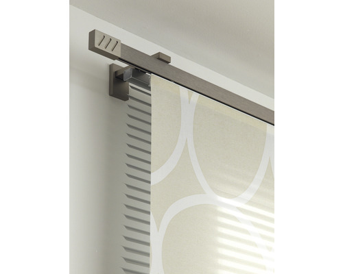 Gardinenstange mit geometrischem Vorhangmuster