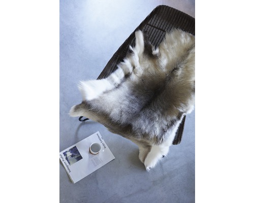 Fourrure décorative sur une chaise, avec un magazine et une tasse en dessous