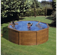 Piscine octogonale en bois avec des personnes dans le jardin