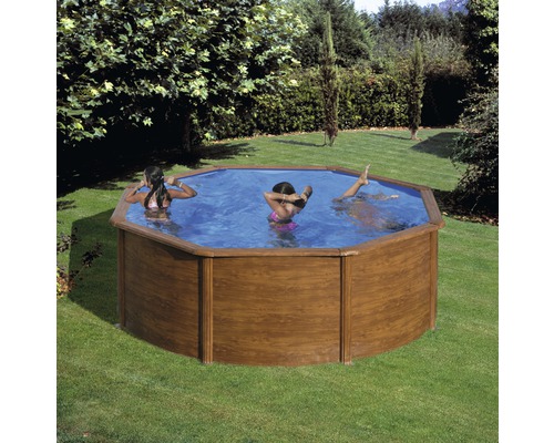 Piscine octogonale en bois avec des personnes dans le jardin