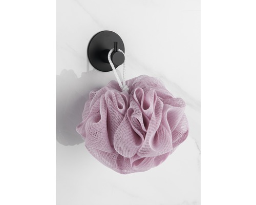 Éponge luffa suspendue à un crochet