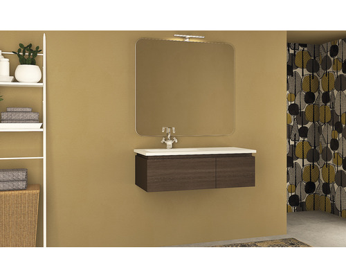 Salle de bain avec meuble sous-vasque, miroir et étagère