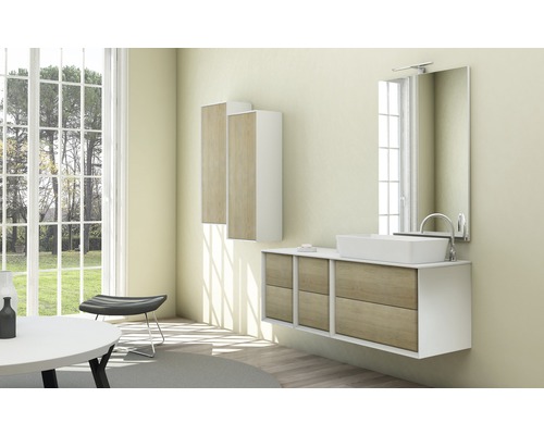 Salle de bains lumineuse avec lavabo, miroir, meuble bas et armoires hautes