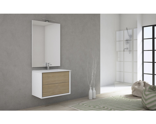 Salle de bains avec meuble sous-lavabo, miroir et douche