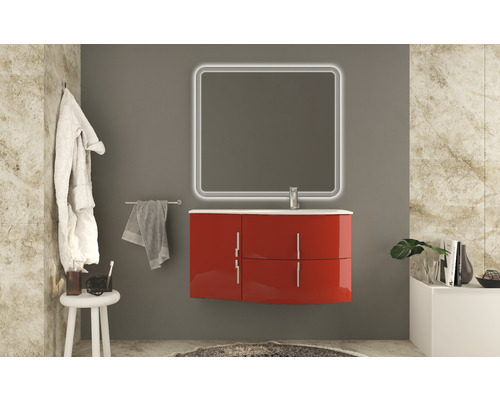 Modernes Badezimmer mit rotem Waschtischunterschrank und beleuchtetem Spiegel