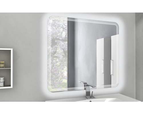 Beleuchteter Spiegel im Badezimmer mit Waschbecken und Armatur