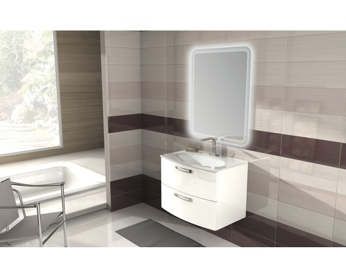 Salle de bains moderne avec meuble sous-lavabo, miroir éclairé et mur carrelé