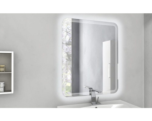 Miroir rectangulaire éclairé au-dessus d''un lavabo dans une salle de bains.