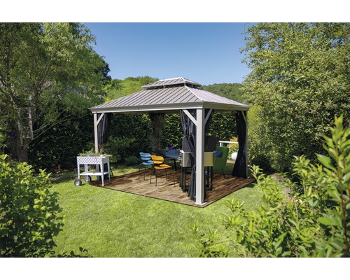 Gartenpavillon mit Tisch und Stühlen im grünen Garten.