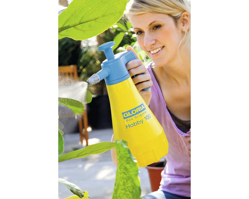 Frau verwendet Gloria Hobby 100 Drucksprüher für Pflanzenpflege
