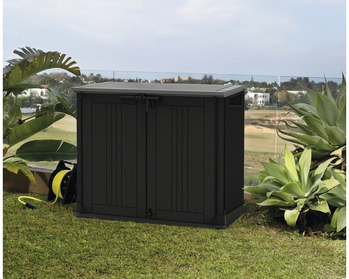 Gartenschrank aus Kunststoff mit Doppeltür und abschließbaren Riegeln zur Aufbewahrung im Außenbereich.