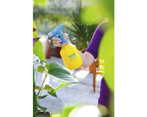 Eine Person sprüht mit einer Gloria Hobby 10 Pflanzenspritze eine Pflanze