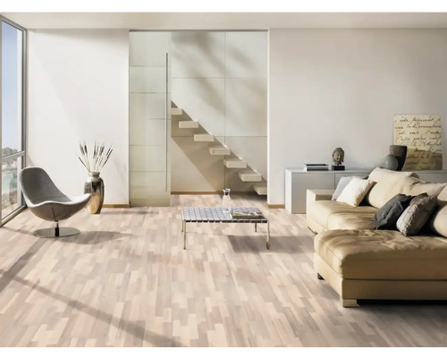 Heller Wohnraum mit Laminatboden, Sofa, Sessel und Treppe