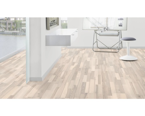 Heller Holzboden in einem hellen Raum mit Schreibtisch und Stuhl