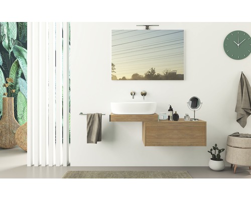 Salle de bains moderne avec lavabo, miroir, horloge et décoration