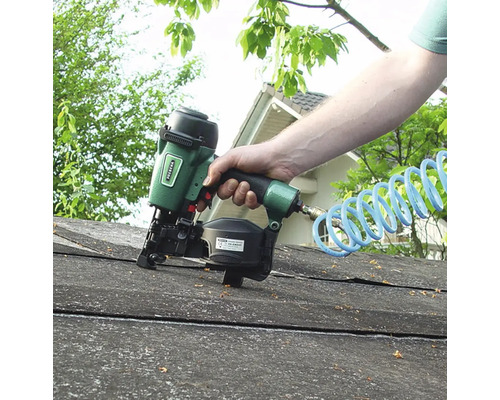 Nagelpistole im Einsatz auf einem Dach