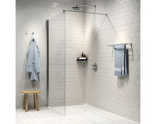 Douche à l''italienne avec pomme de douche, paroi en verre, tabouret, serviette et peignoir dans une salle de bain