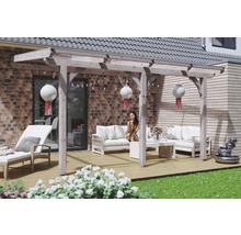 Terrasse mit Holzpergola, Gartenmöbeln, Dekoration und Haus im Hintergrund