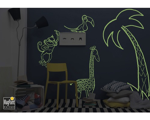 Chambre d''enfant avec peinture murale de singe, toucan, palmier et girafe avec le logo Magpaint Europe
