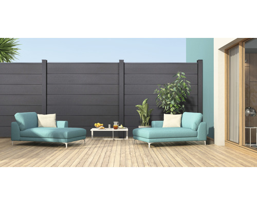 Terrasse avec clôture en WPC grise, deux chaises longues et table d''appoint