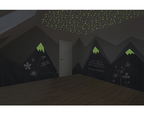 Chambre d''enfant décorative avec des étoiles au plafond et des motifs de montagne au mur