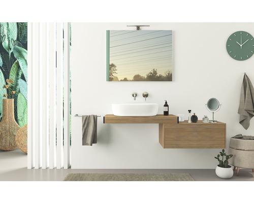 Helles Badezimmer mit Waschtisch, Spiegel, Uhr und Dekoration