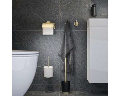 Équipement de salle de bains avec support de papier toilette, crochet pour serviette, set de brosse de toilette et distributeur de savon sur fond sombre