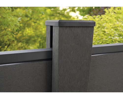 Gros plan d''un poteau de clôture avec élément de finition, traverse de clôture et élément de clôture