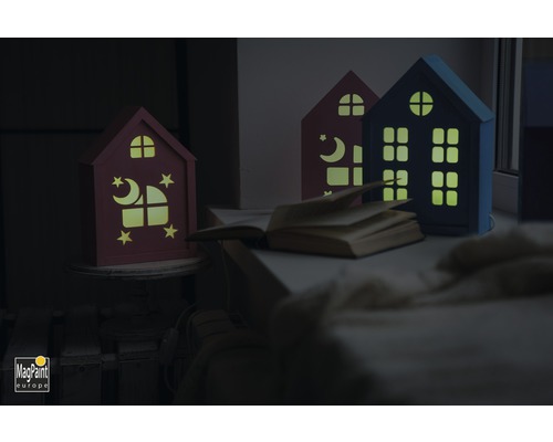 Lampes décoratives en bois en forme de maison avec motifs de fenêtres et de lune sur une table