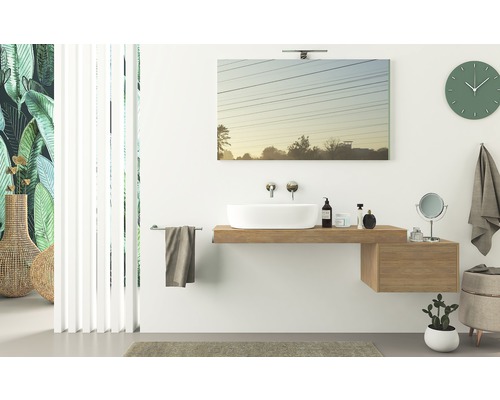 Modernes Badezimmer mit Waschtisch, Spiegel und Dekoration