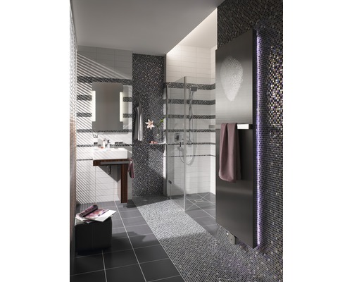 Salle de bains lumineuse avec douche, lavabo, miroir et mosaïque