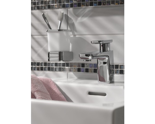 Lavabo avec robinet et porte-brosse à dents dans la salle de bain