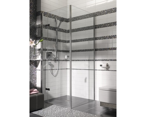 Salle de bains avec cabine de douche en verre, toilettes et carrelage