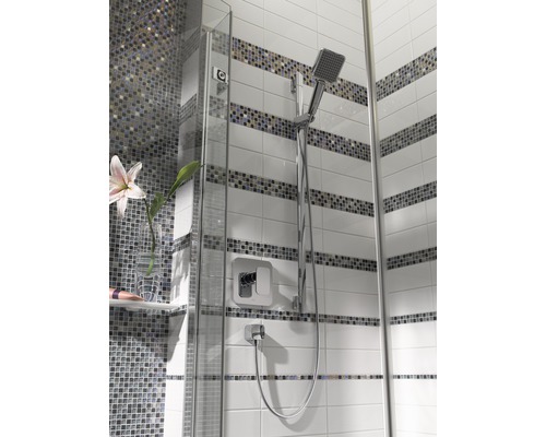 Douche avec mur en mosaïque et douchette