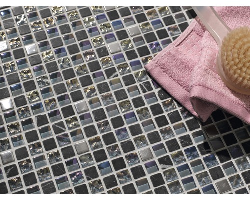 Carreaux de mosaïque en verre et pierre naturelle avec serviette et brosse