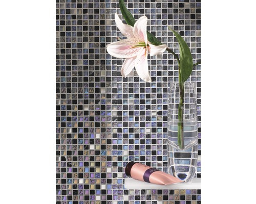 Mur de carreaux de mosaïque avec lys dans un vase et produit cosmétique