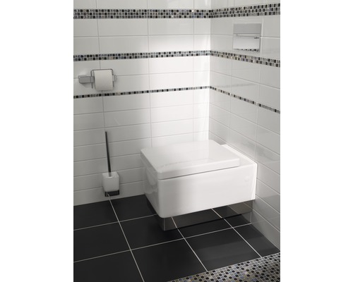 Salle de bains moderne avec WC suspendu, brosse de toilette et porte-papier