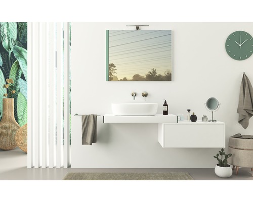 Modernes Badezimmer mit Waschtisch, Spiegel, Uhr und Dekoration