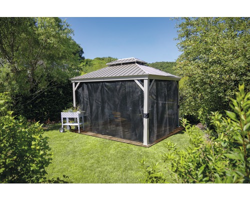 Gartenpavillon mit Vorhängen und Rollwagen im Garten