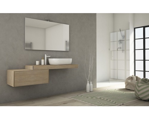 Salle de bains moderne avec lavabo, miroir et douche