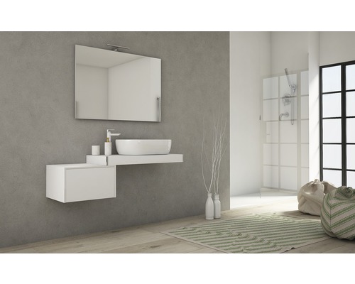 Salle de bains moderne avec lavabo, miroir, meuble bas et douche.