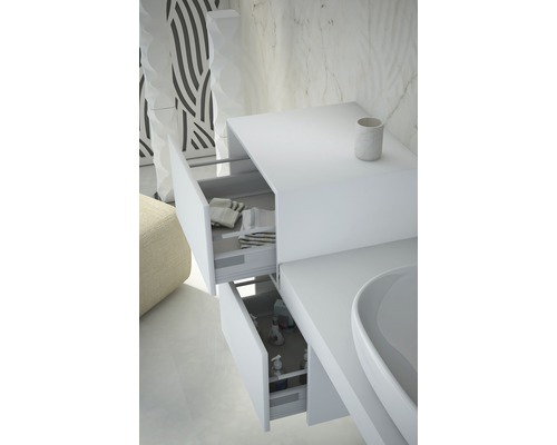 Gros plan d''un meuble sous-lavabo blanc avec deux tiroirs ouverts, présentant des serviettes et des produits de soins.