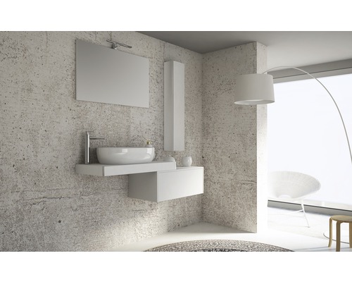 Modernes Badezimmer mit Waschtisch, Spiegel und Beleuchtung