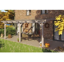 Terrasse mit Holzüberdachung, Esstisch und herbstlicher Dekoration vor Backsteinhaus