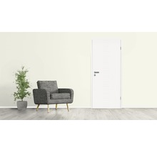 Wohnszene mit Tür, Sessel und Zimmerpflanze