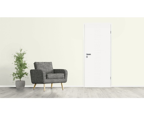 Wohnszene mit Tür, Sessel und Zimmerpflanze